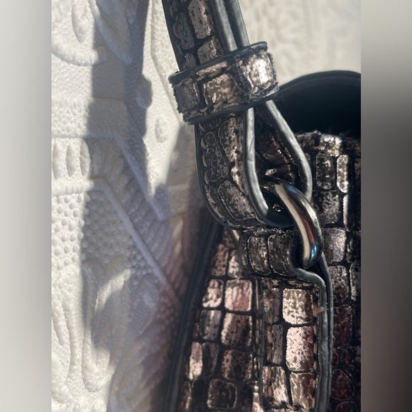 Emily and Noah Black Silver Adjustable cross-body metallic purse - Picture 3 of 16